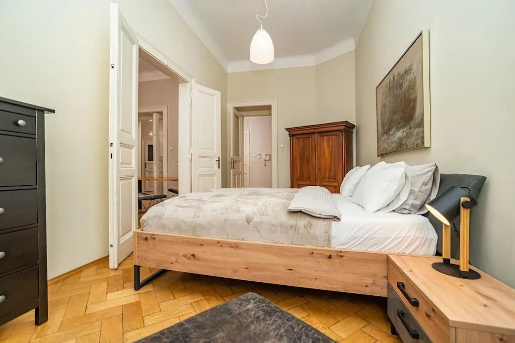 Large And Modern Apartment In The Heart Of Praga 0*,