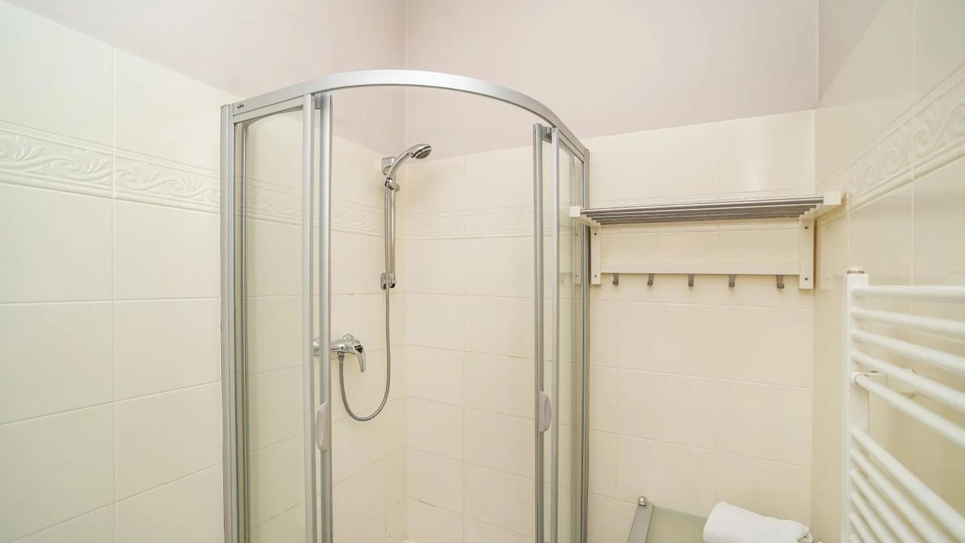 Large And Modern Apartment In The Heart Of 프라하