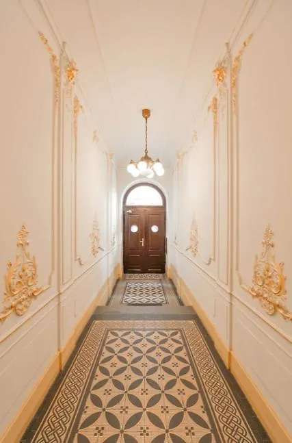 Large And Modern Apartment In The Heart Of 프라하