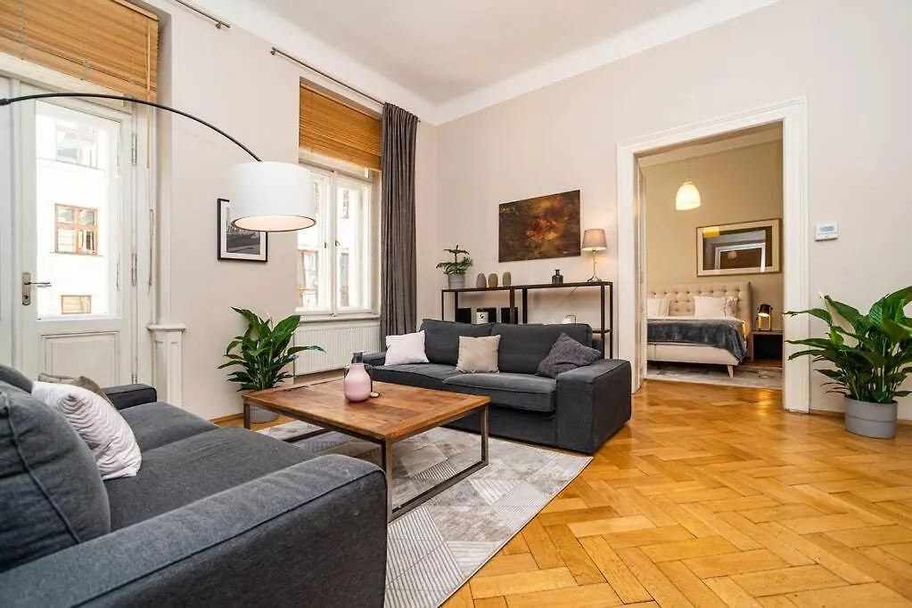 Large And Modern Apartment In The Heart Of 프라하