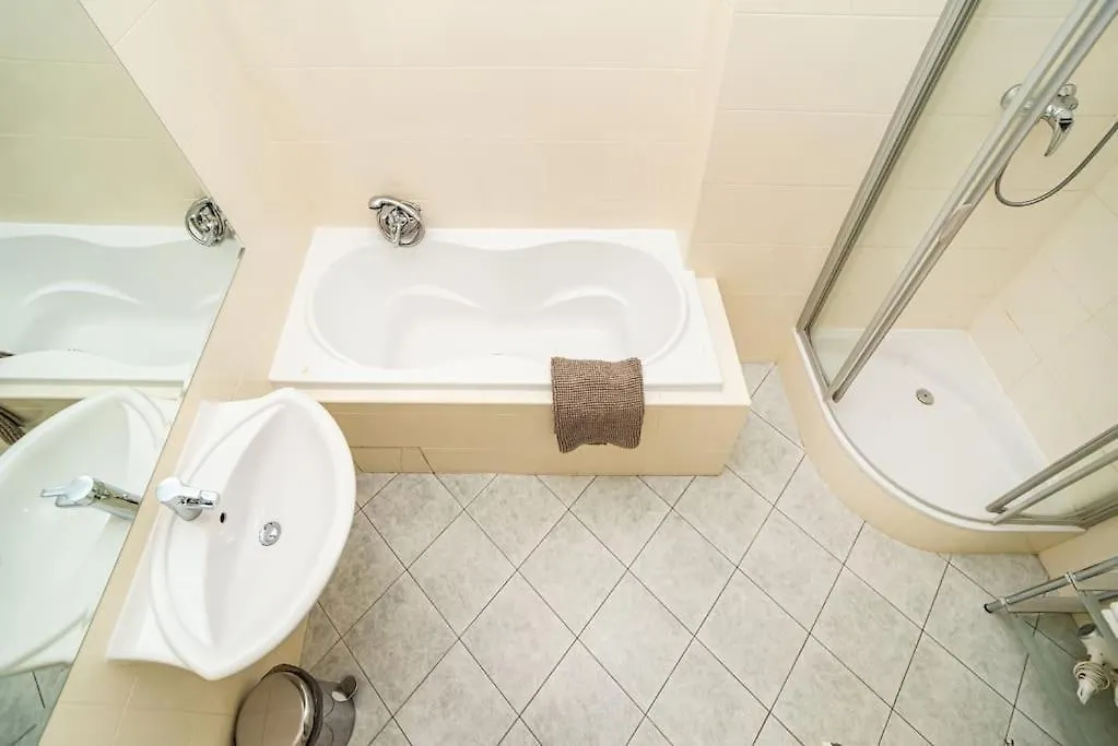 Large And Modern Apartment In The Heart Of 프라하