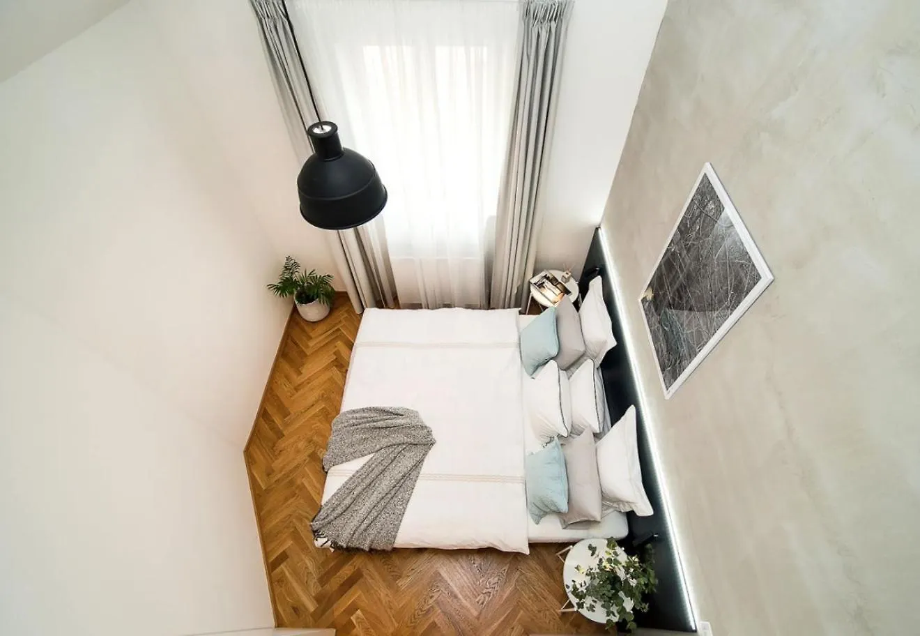 Large And Modern Apartment In The Heart Of 프라하